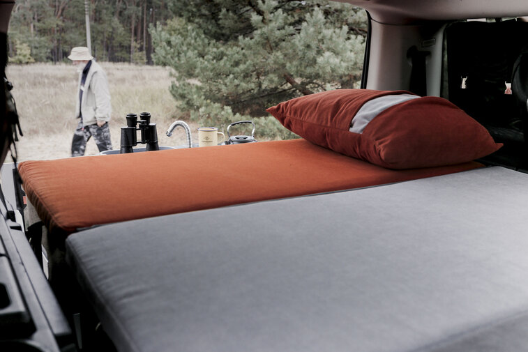 Matrace Nestmattress rozložená v autě