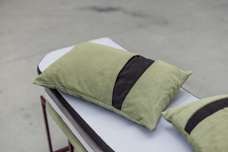 Polštářky Nestpillow položené na sobě