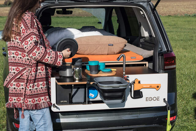 Removable gas cooker, sink and 18 l of water with 12V electric pump